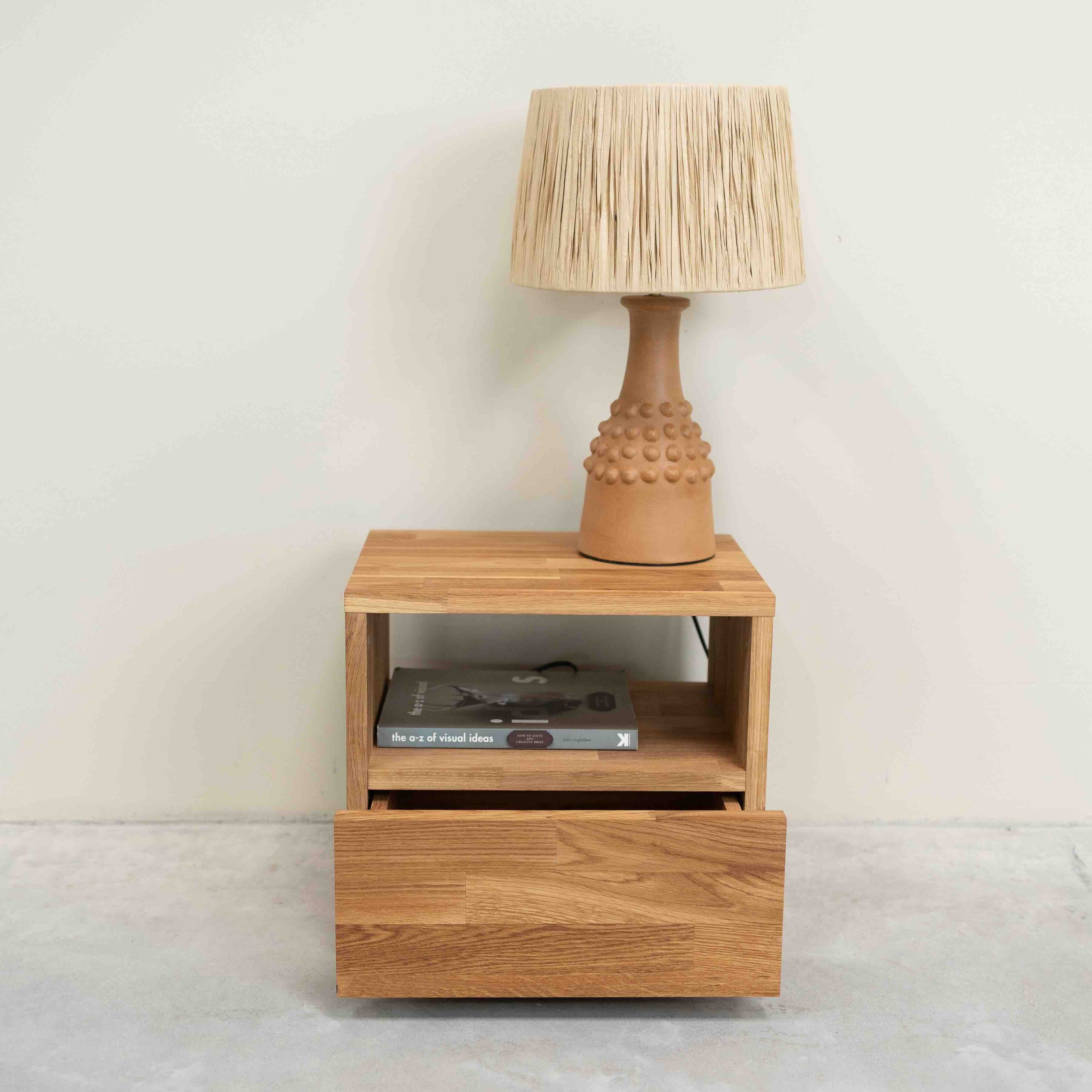 Table de chevet en bois massif de chêne Danemark 1